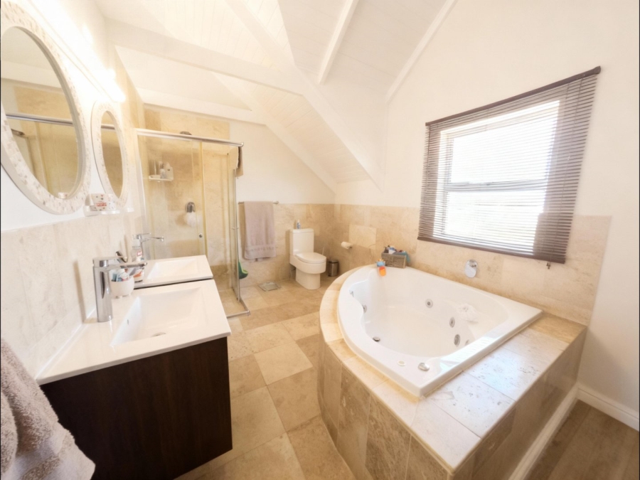 4 Bedroom Property for Sale in Westcliff Western Cape